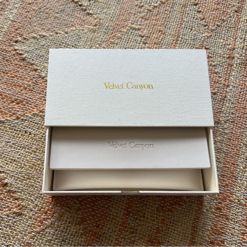 Velvet Canyon Revolution Sunglasses in Peach - Picture 5 of 10